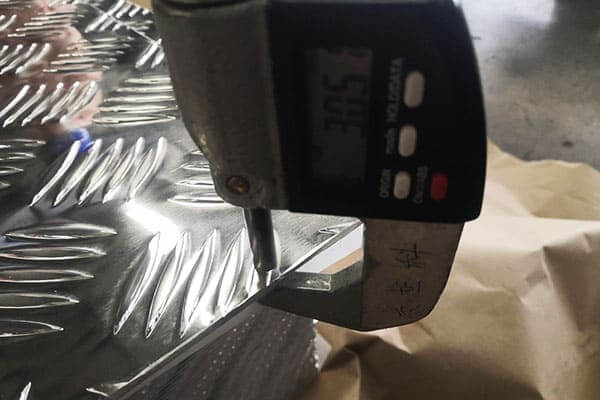 5754 Измерение толщины алюминиевой шахматной пластины